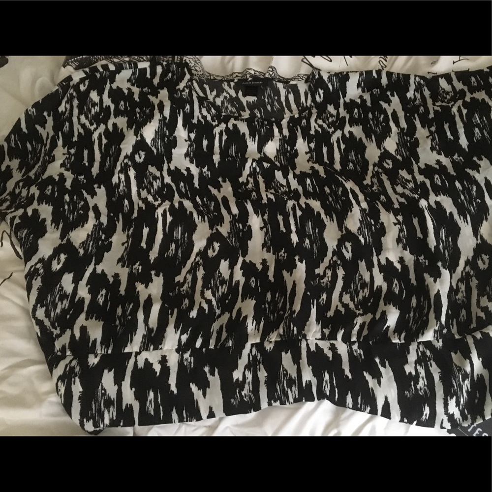 Black and white top 👗👖👚4 for $15 when bundled